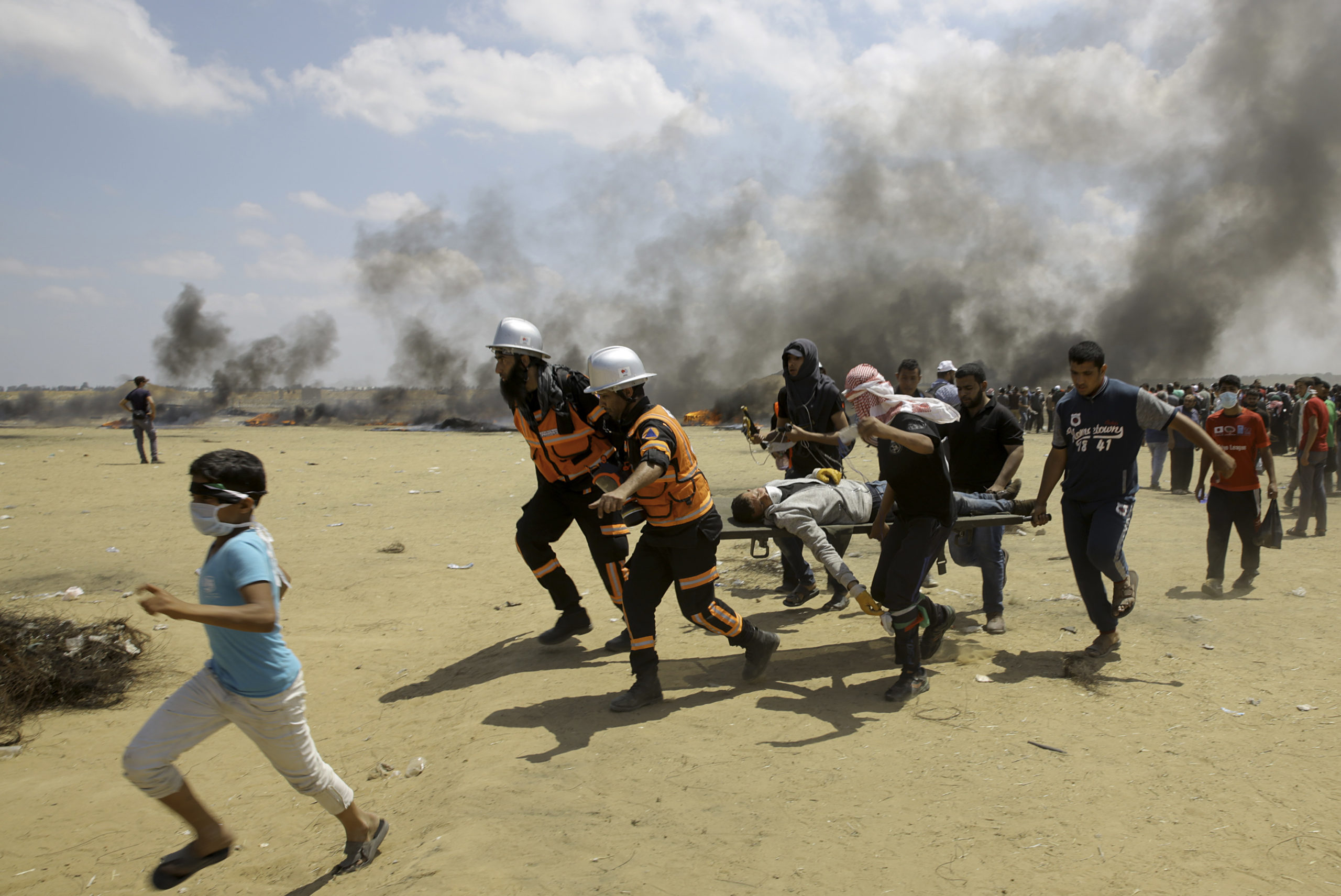 Palestinian medics evacuate victims
