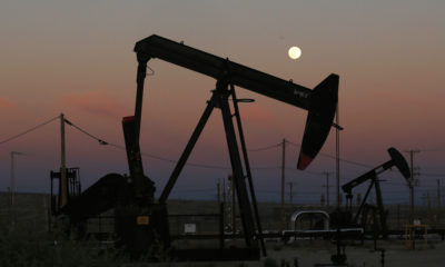 Photo of a California oil derrick