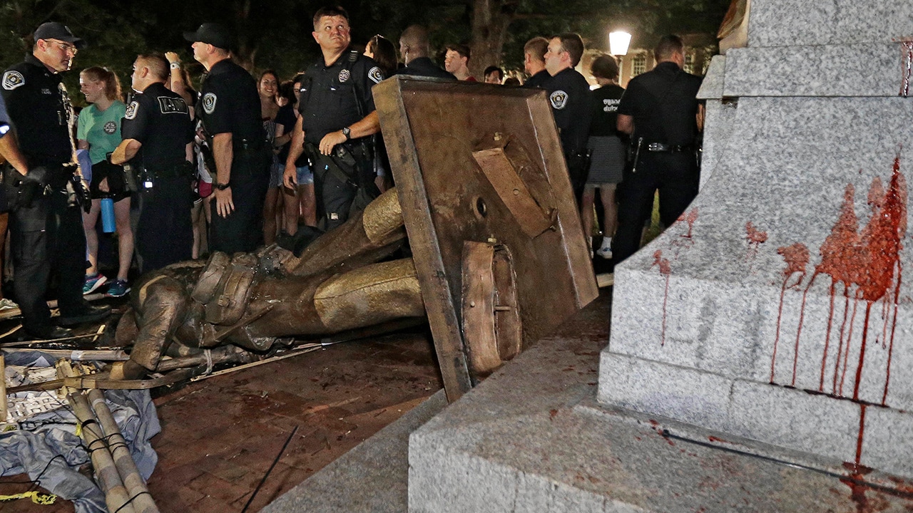 Photo of toppled "Silent Sam" statue at UNC after protest