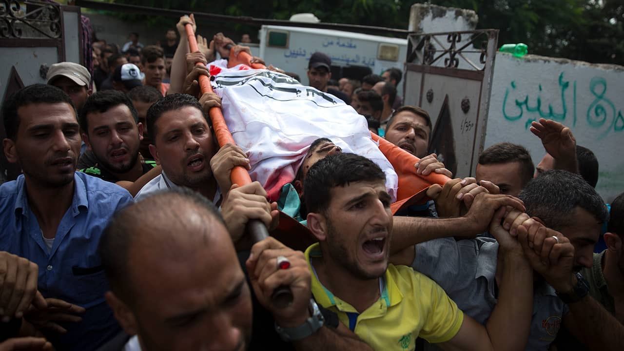 Photo of mourners carrying the body of Palestinian Naji Zaanin, 25