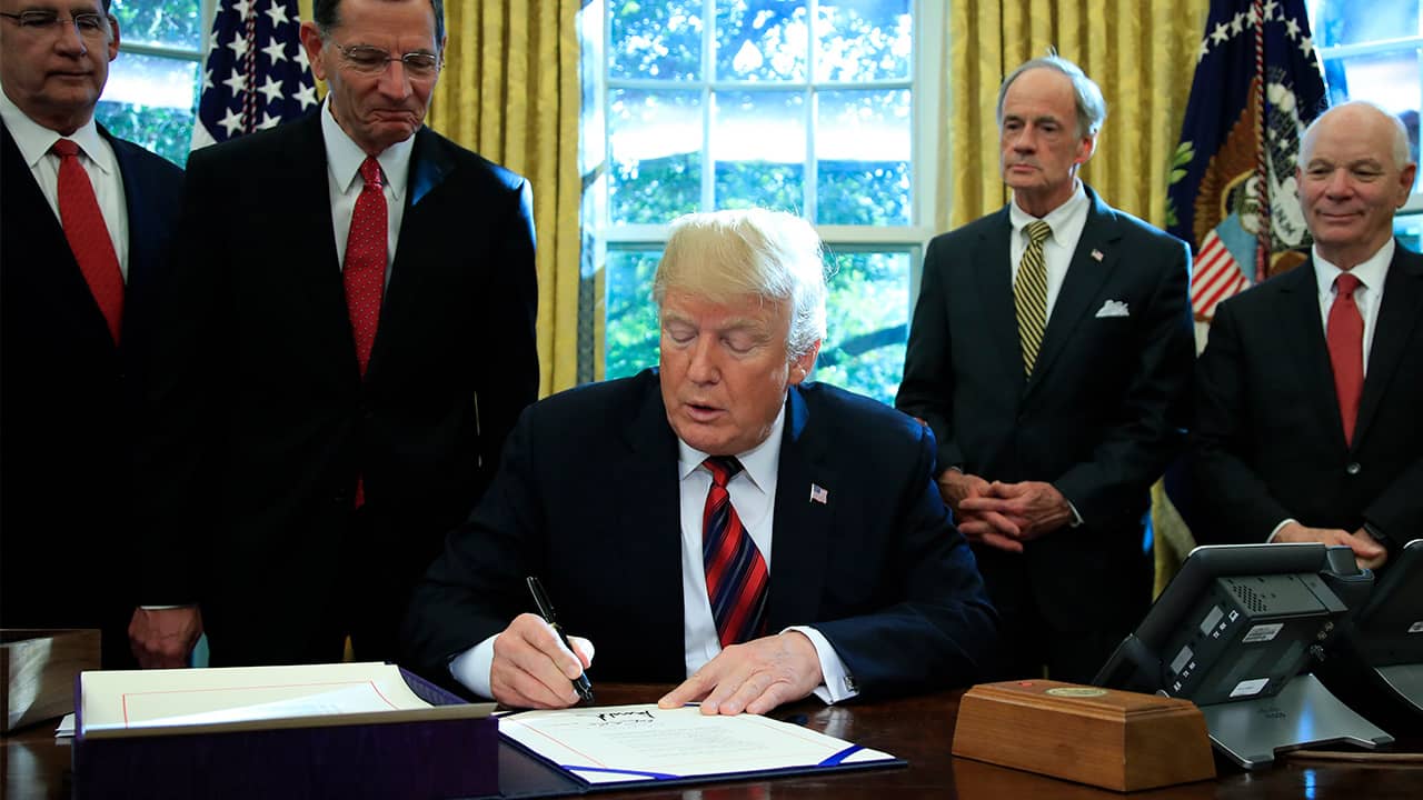 Photo of President Donald Trump signing a water bill