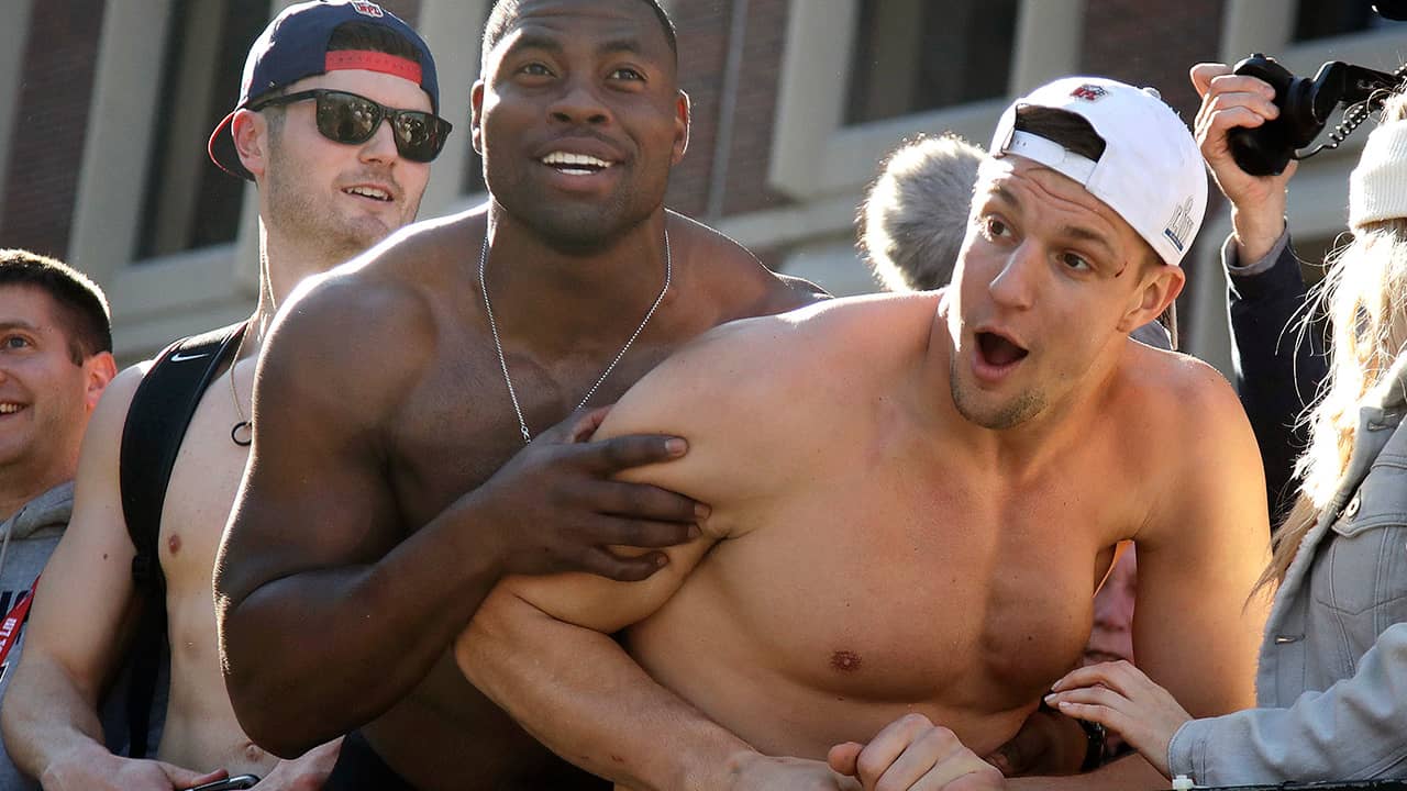 Photo of New England Patriots tight ends Dwayne Allen, left, and Rob Gronkowski