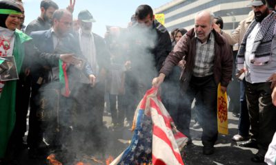 Photo of Iranian worshippers burn a US flag