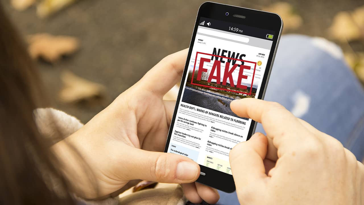 Photo of smartphone with the headline Fake News