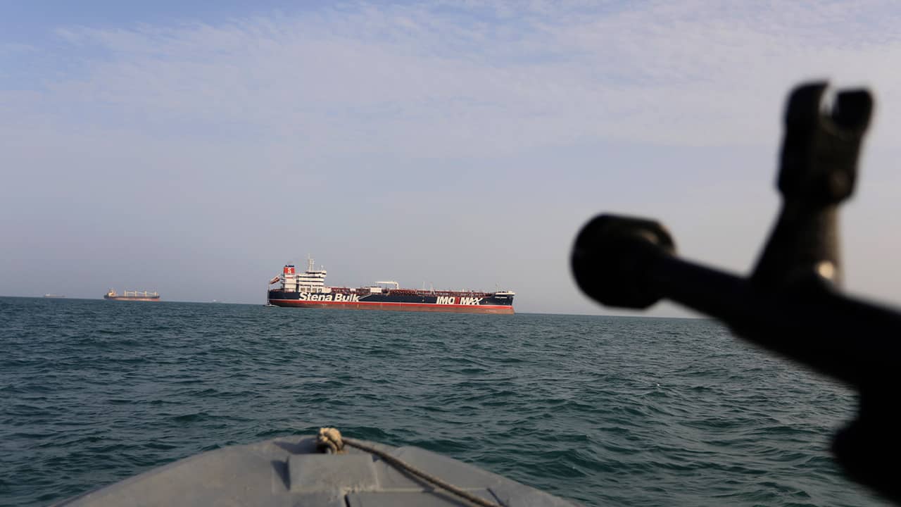 Photo of Iranian Revolutionary Guard pointing weapon at British warship