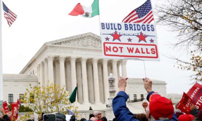 Photo of pro-DACA supporters outside the Supreme Court