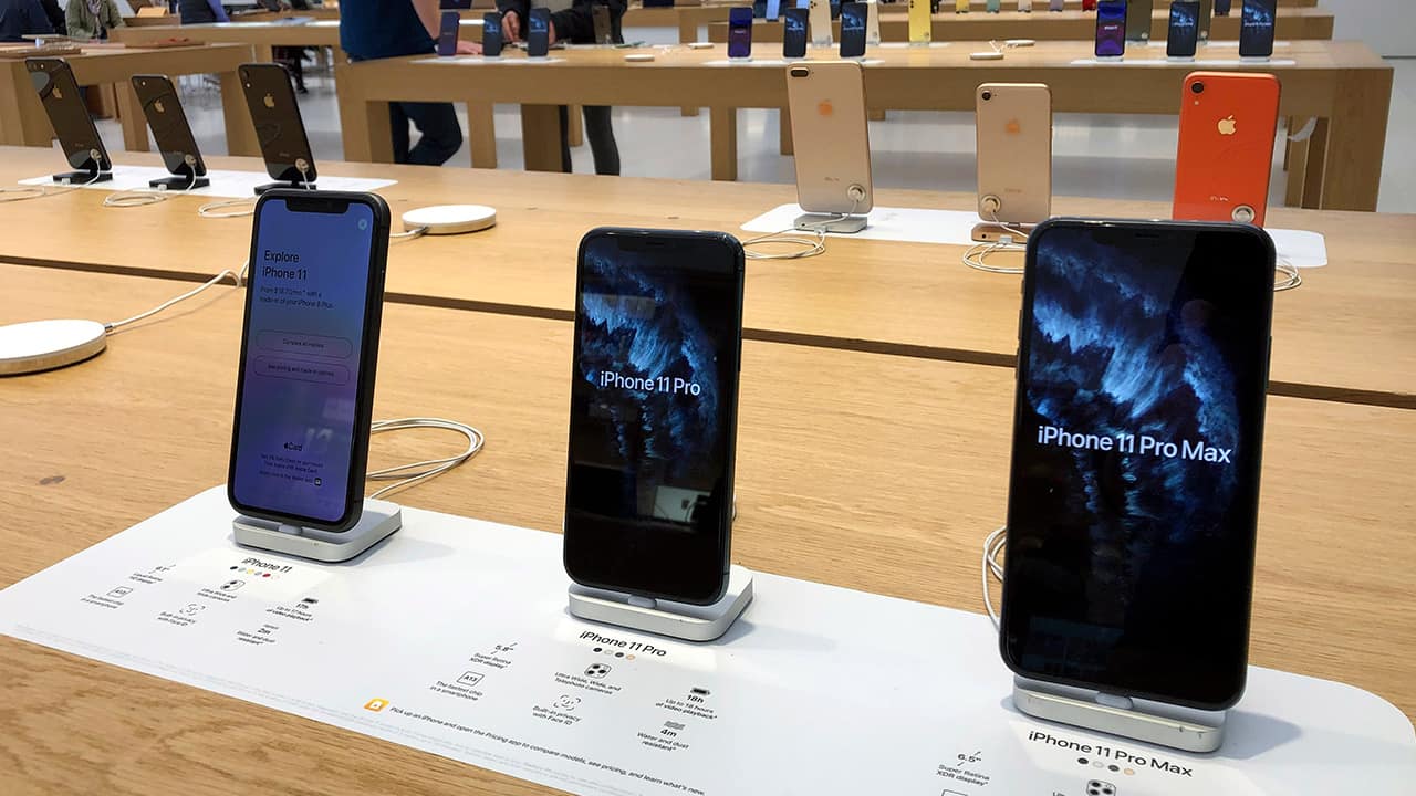Photo of iPhones on display