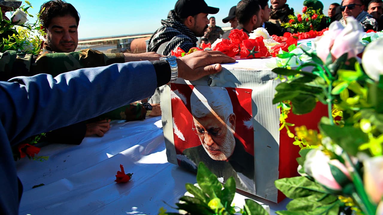 Photo of mourners escorting the flag-draped coffin of Abu Mahdi al-Muhandis, deputy commander of Iran-backed militias