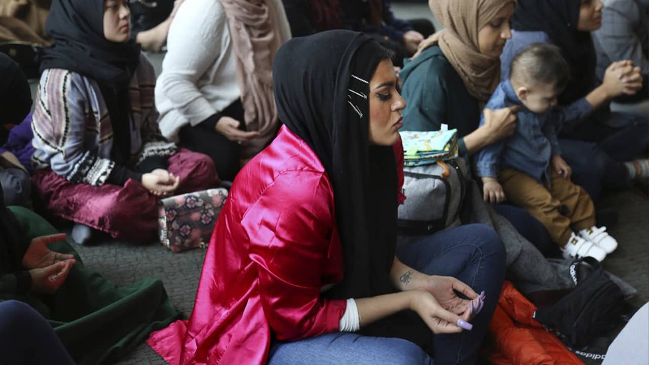 Photo of Amani Al-Khatahtbeh praying