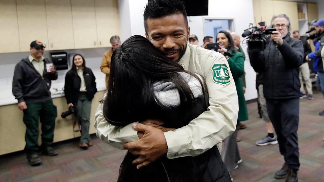 Photo of firefighter Leonard Dimaculangan hugging his daughter