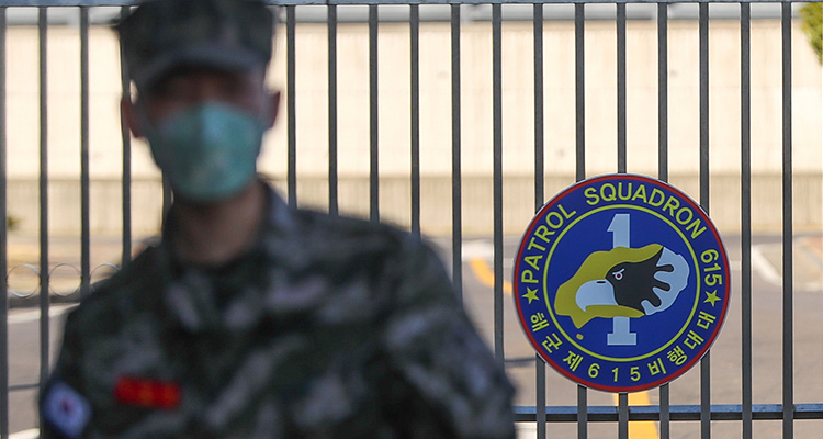 Photo of a South Korean marine wearing a mask