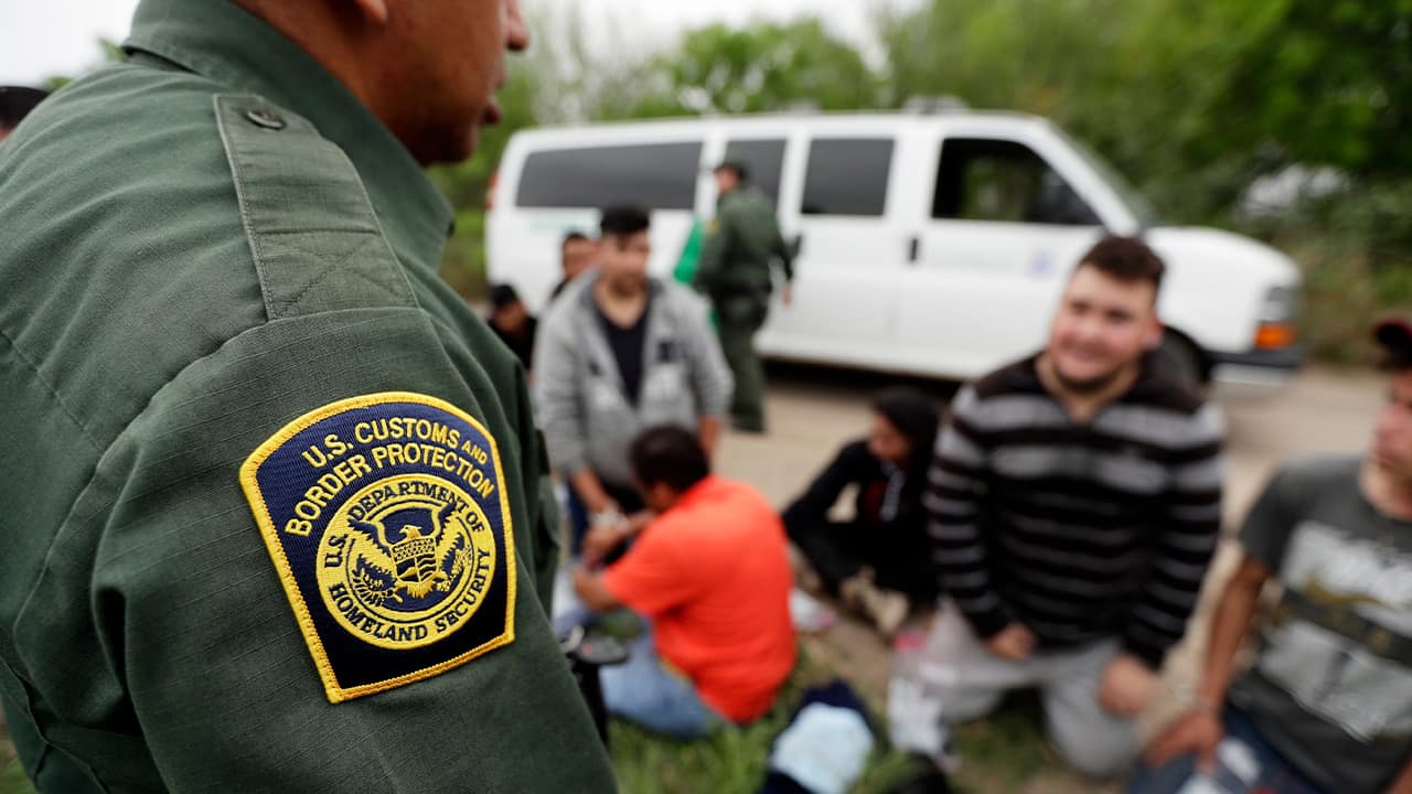 Photo of a border patrol agent talk to a group of people