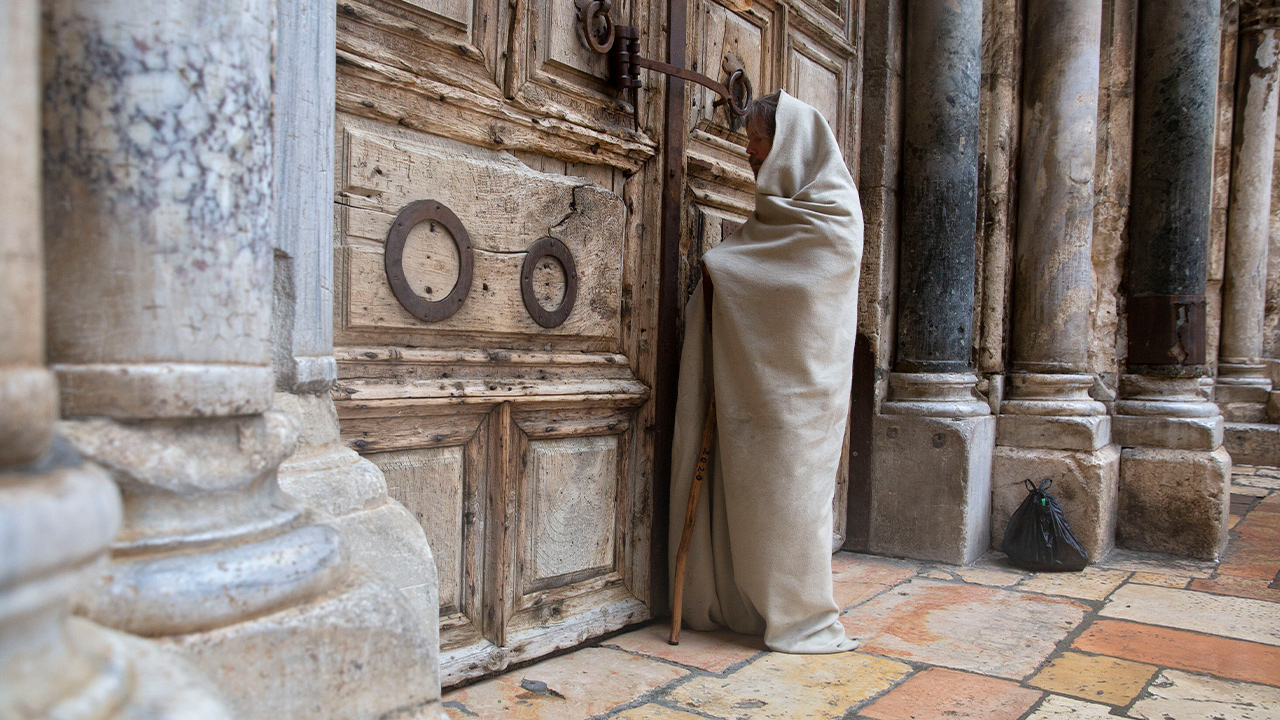 Photo of a Christian worshipper in Jerusalem
