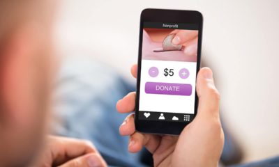 Photo a man donating via his smartphone