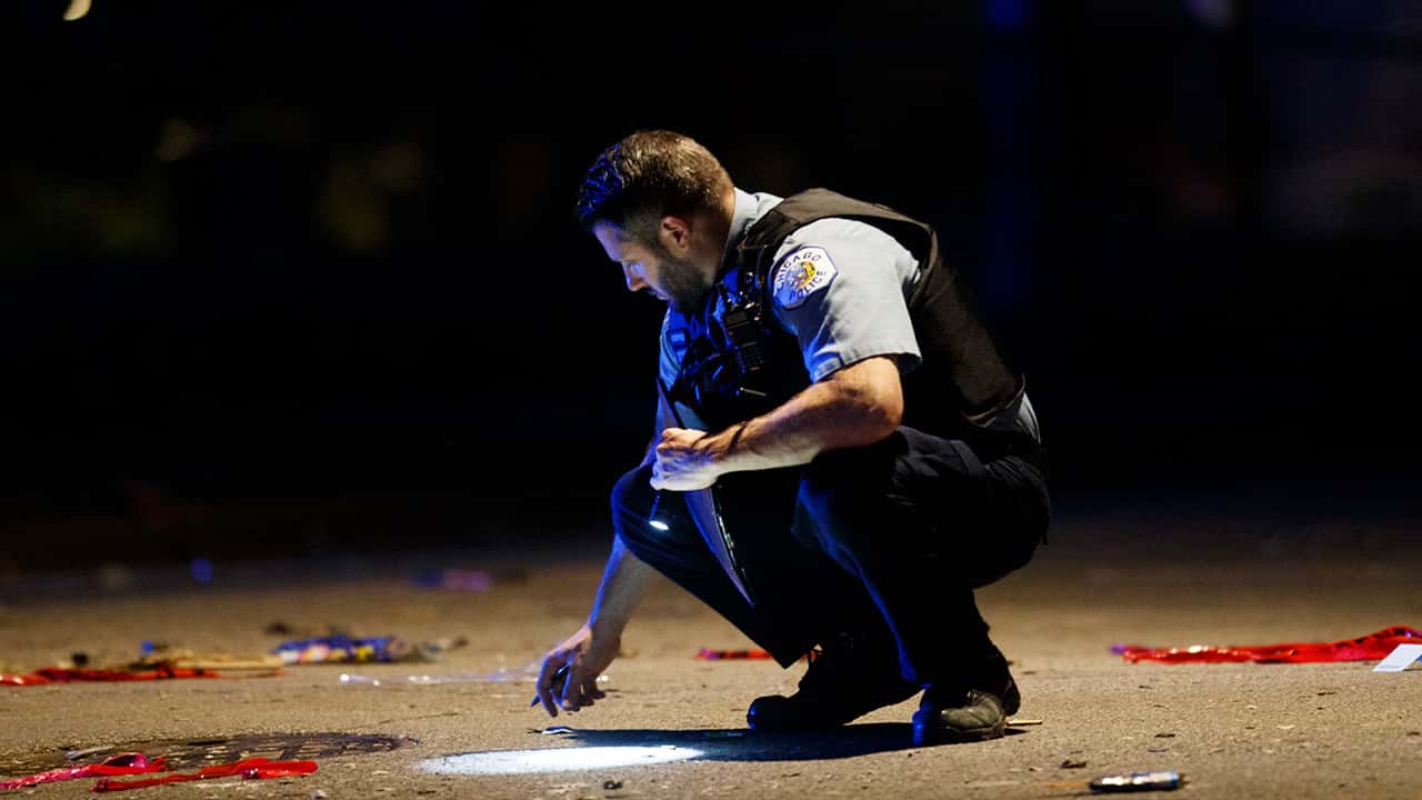 Image of a Chicago police officer at a homicide scene