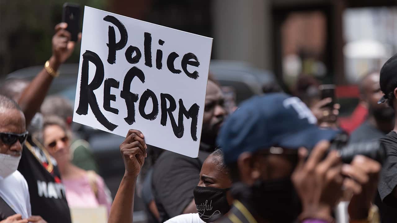 Picture of protesters demanding police reform